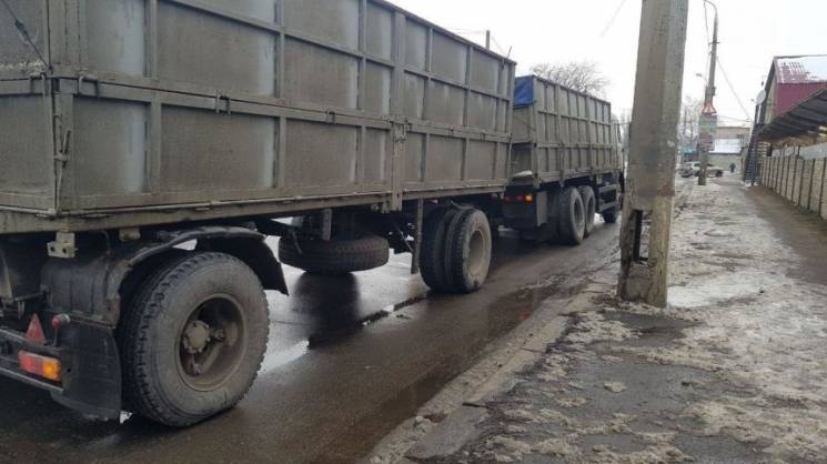 У Миколаєві колесо відлетіло від вантажі…