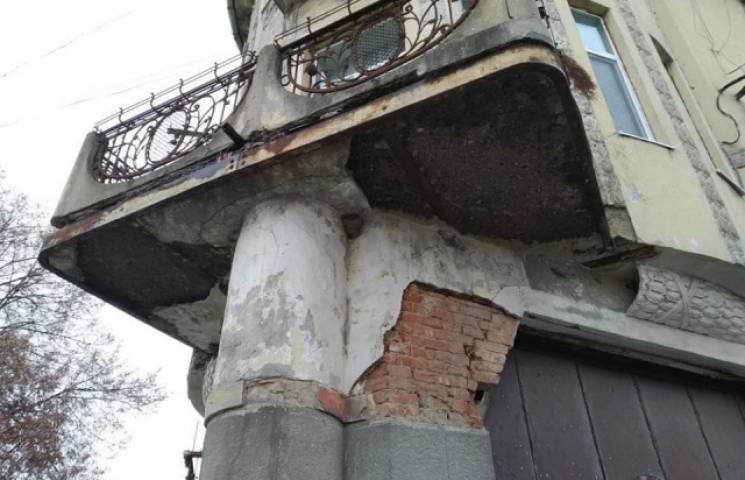 В Берегово обвалилась стена архитектурно…