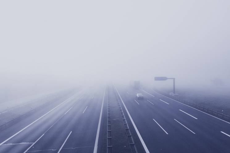 Столичні дороги огорнув ранковий туман…