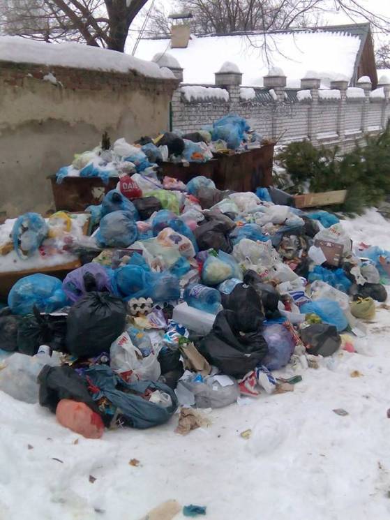 У центрі міста утворилось сміттєзвалище:…