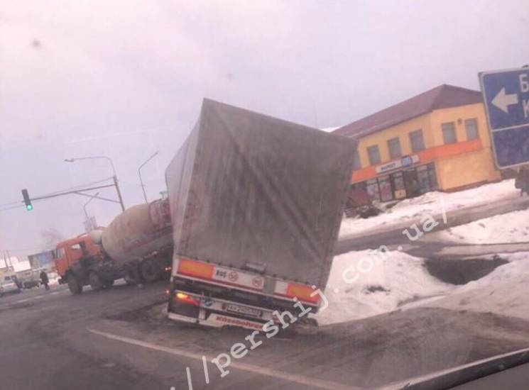 На Мукачівщині вантажівка перекинулася у…