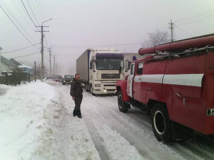 На Дніпропетровщині застряглі вантажівки…