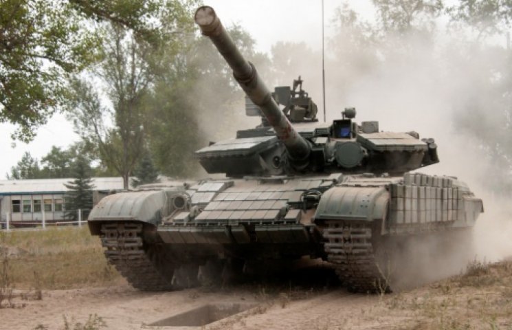 Боевики из танков под флагами Украины об…