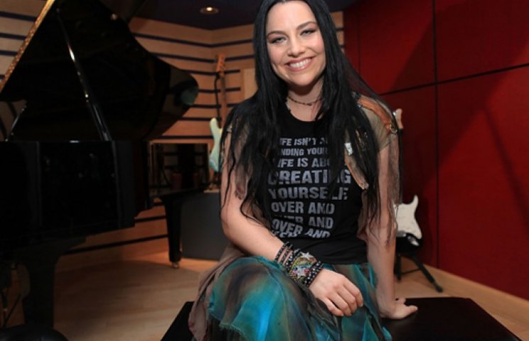 Вокалистка Evanescence показала новорожд…