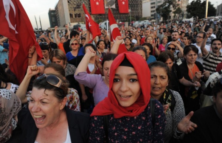 У Туреччині жінкам заборонили занадто го…
