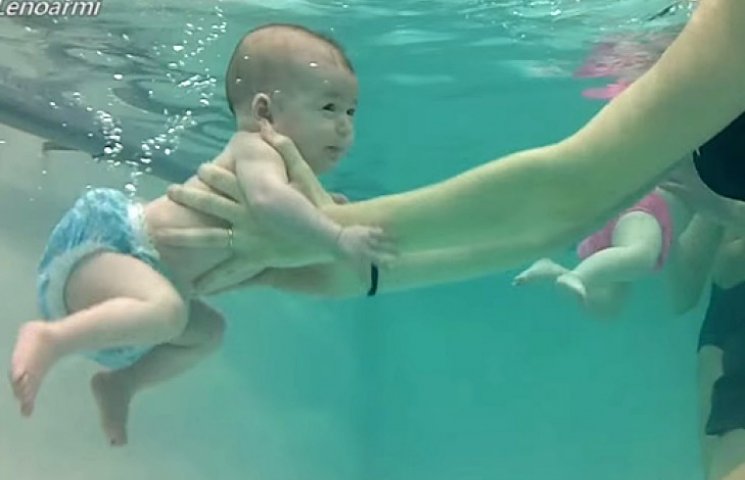 Ролик о том, как маленькие дети плавают…