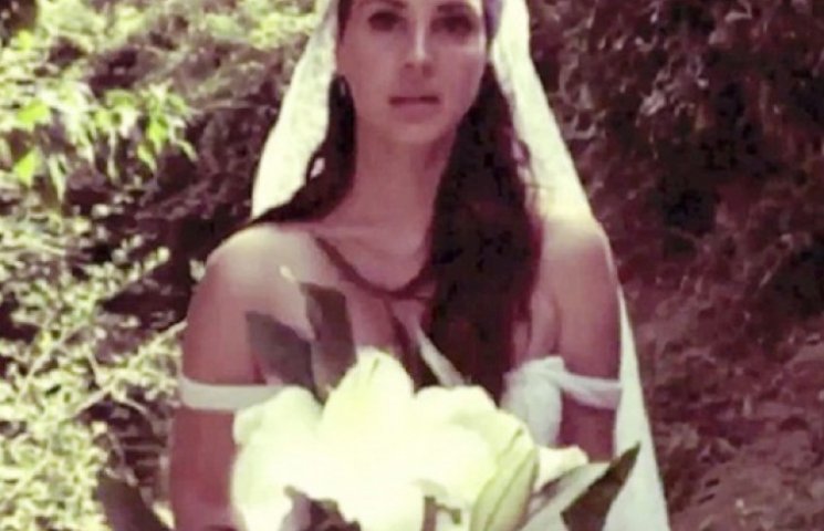 Лана Дель Рей приміряла весільну сукню…