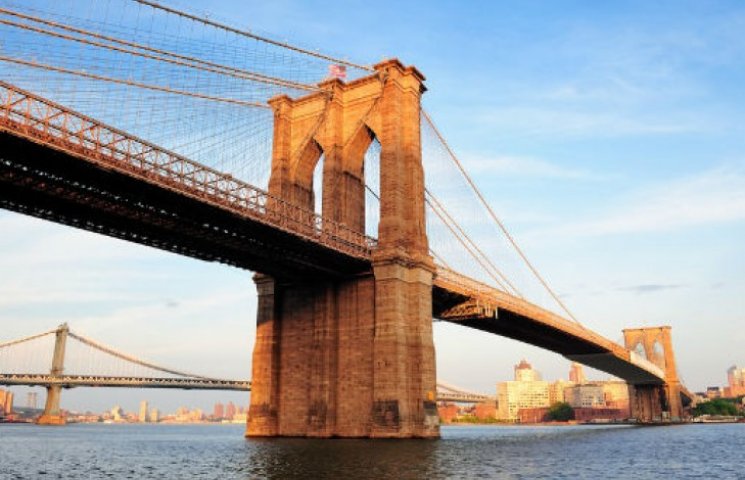 В США обвалился Бруклинский мост, есть п…
