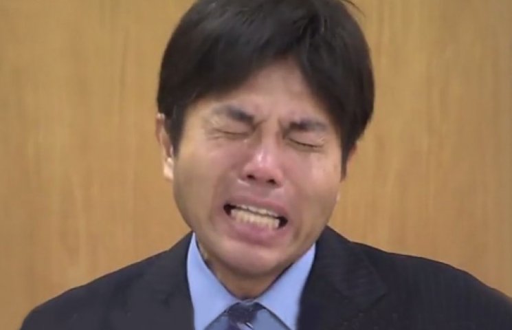 Политик из Японии разрыдался на пресс-ко…