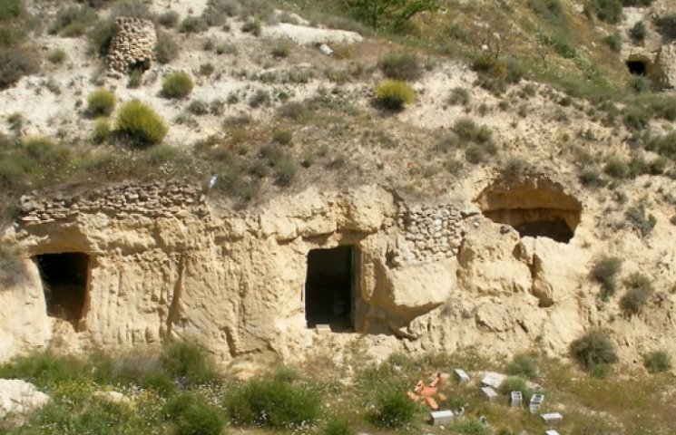 В Испании продается пещера с пятью спаль…