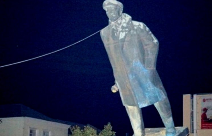 В Белозерке снесли памятник Ленину…