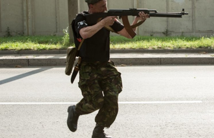 В Луганске террористы начали захватывать…