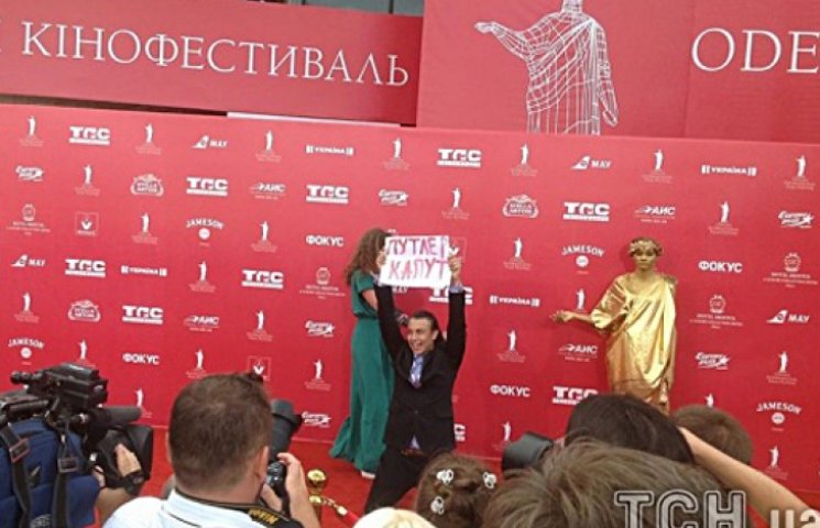 В Одессе мужской FEMEN показал не грудь,…