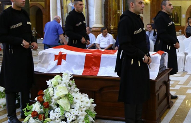 В Тбилиси с воинскими почестями похороне…