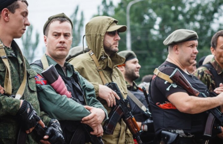 Жители Донецка со слезами гонят боевиков…