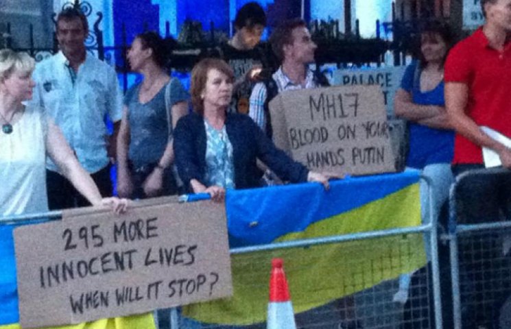 Украинцы в Лондоне и Вашингтоне пикетиру…