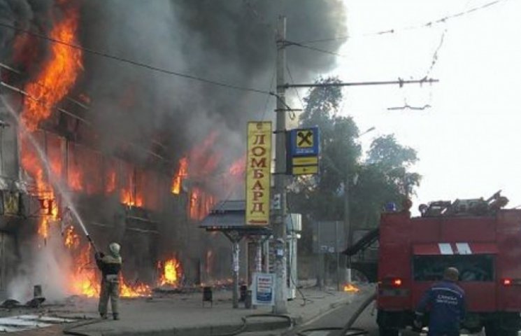 В Донецке из-за обстрела загорелся рынок…