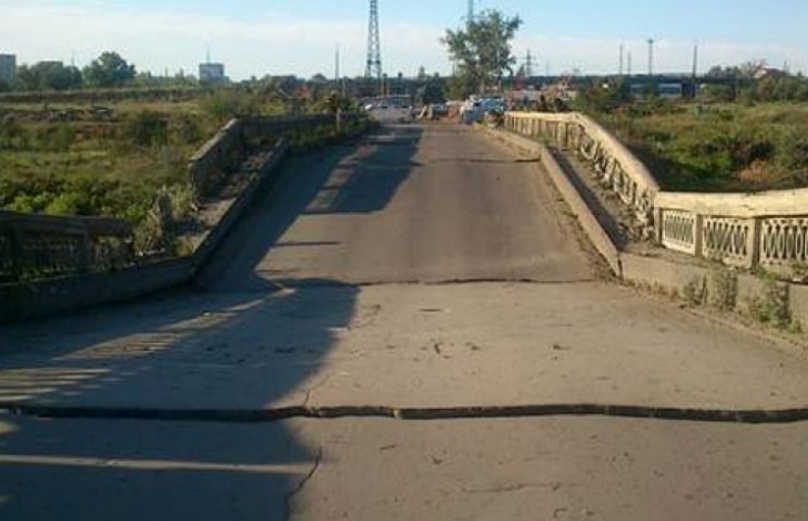 Террористы взорвали мост между Рубежным…