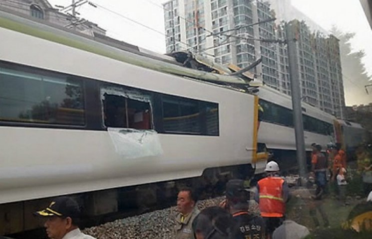 Столкновение пассажирских поездов в Коре…
