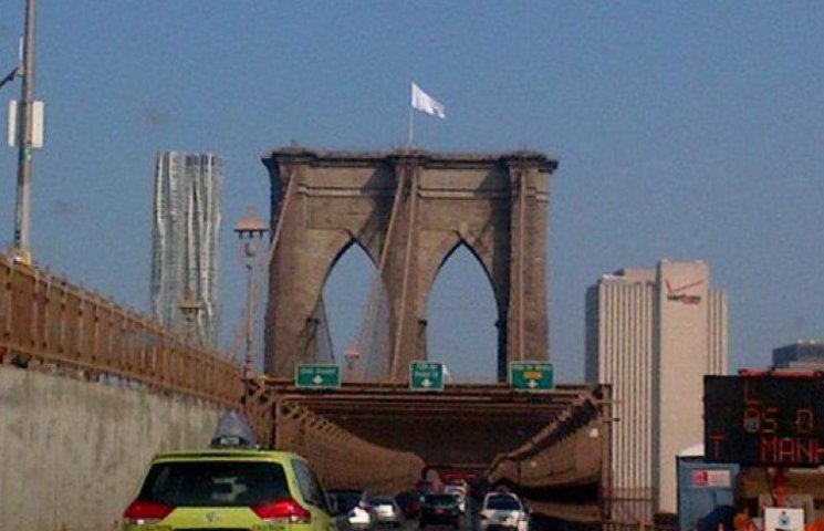 В Нью-Йорке неизвестные заменили флаги С…