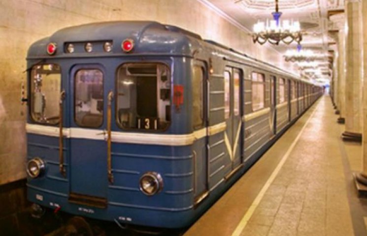 В московском метро перед станцией «Киевс…