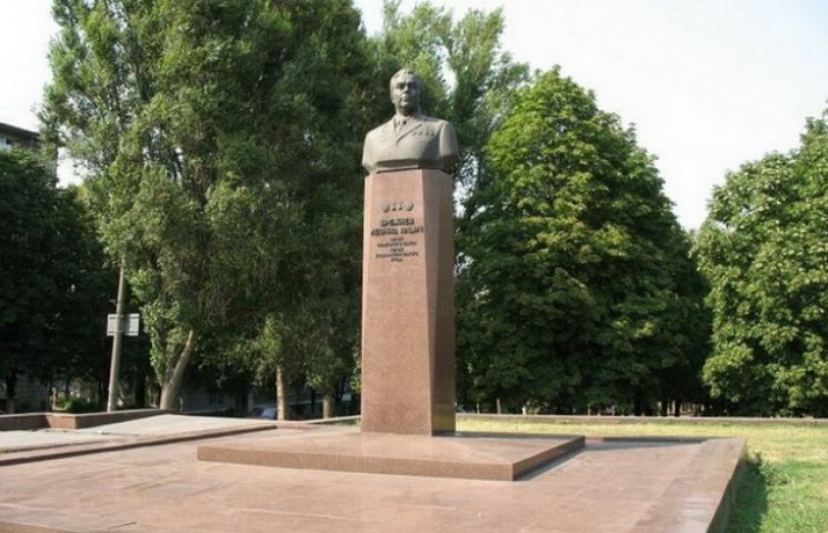 Пам'ятник Брєжневу приберуть на його "ма…