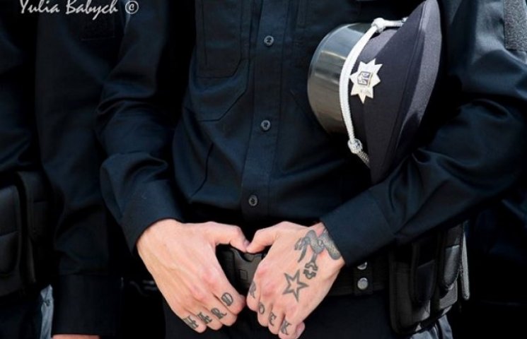Нові київські поліцейські: руки в наколк…