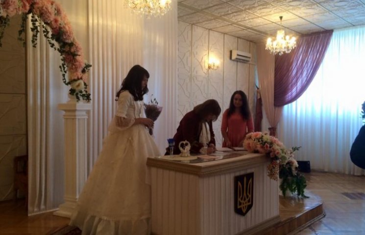 В Києві зіграли одностатеве весілля: чол…