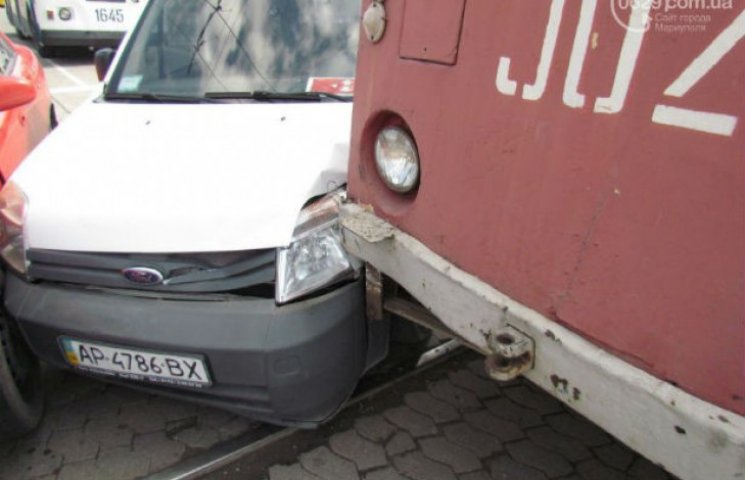 В Маріуполі трамвай протаранив дві автів…