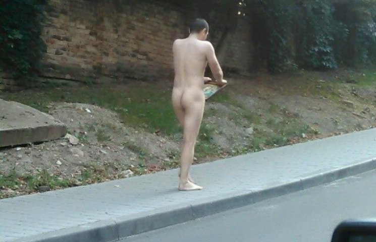 Вулицями Львова бігав голий чоловік з ік…