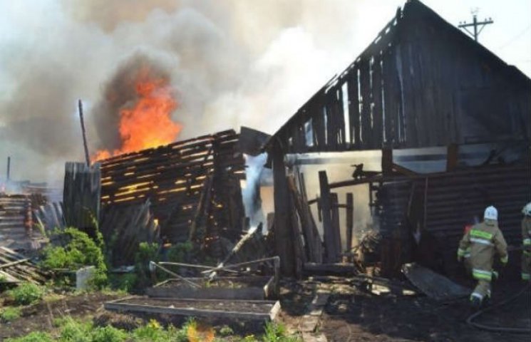 На Харківщині під час пожежі загинуло дв…