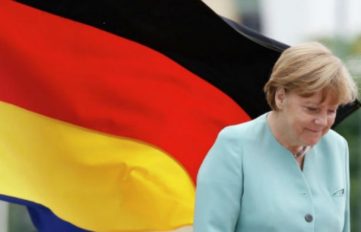 Меркель звалилась зі стільця в опері…