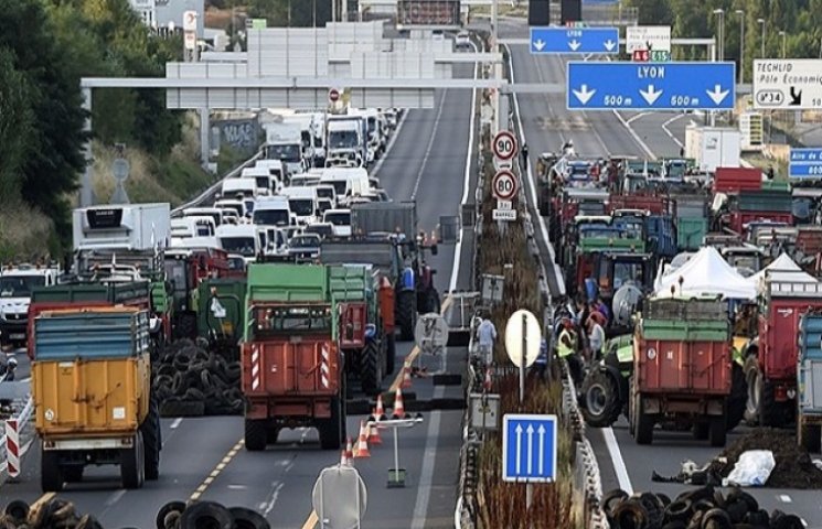 У Франції фермери заблокували дороги на…