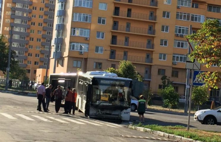 У Києві автобус провалився під асфальт (…