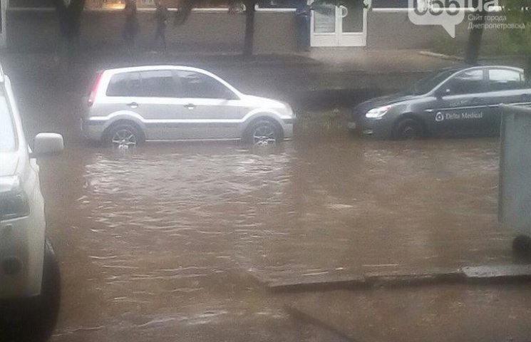 Центр Дніпра затопило через зливу…