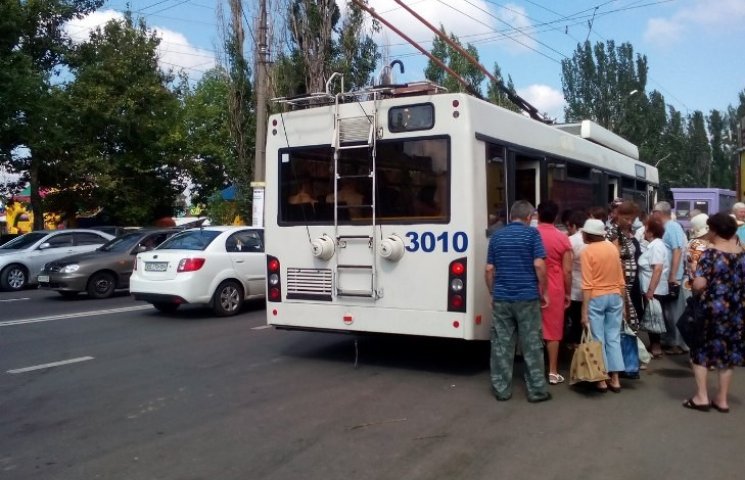 У Миколаєві тролейбус притиснув дверима…
