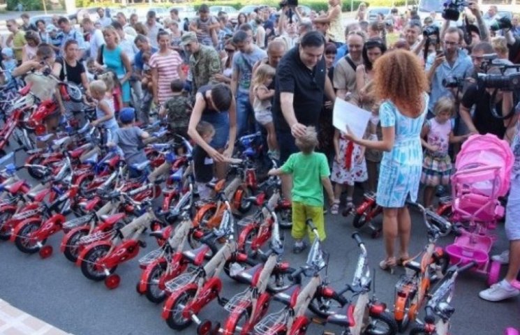 Саакашвили в Одессе подарил детям 100 ве…