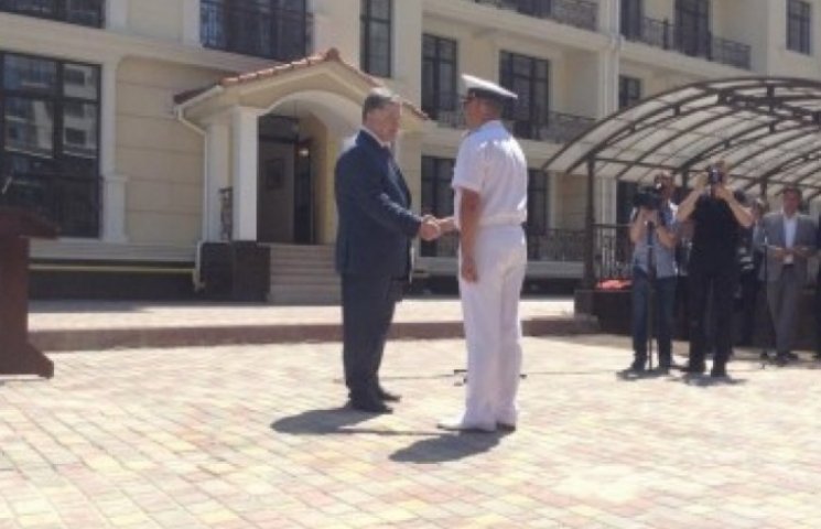 Порошенко в Одессе подарил военным моряк…