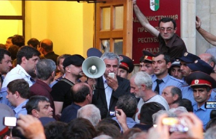 В Абхазии протестующие попытались взять…