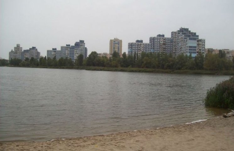 У Києві на березі озера почали будувати…