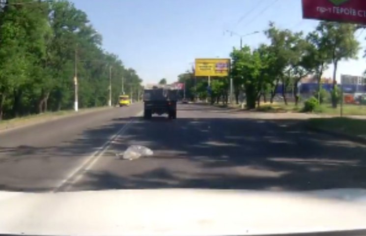 Миколаїв "посипала" сміттям вантажівка…