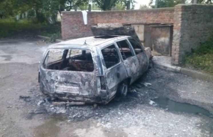 Вночі у Кам'янці згоріла автівка…