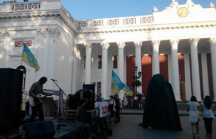 Перед мэрией Одессы соорудили статую гоп…