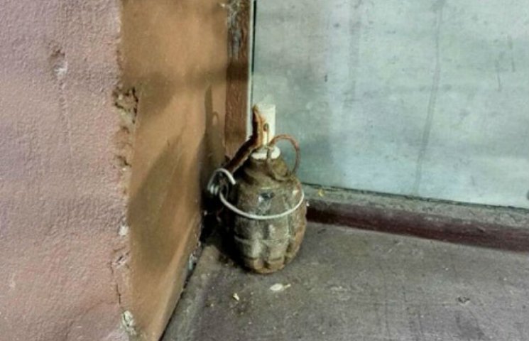 В Полтаве возле офиса подложили гранату…