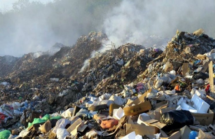 На Полтавщині палає сміттєзвалище…