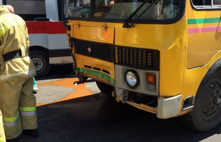 У Донецьку автобус розчавив автівку з Кр…