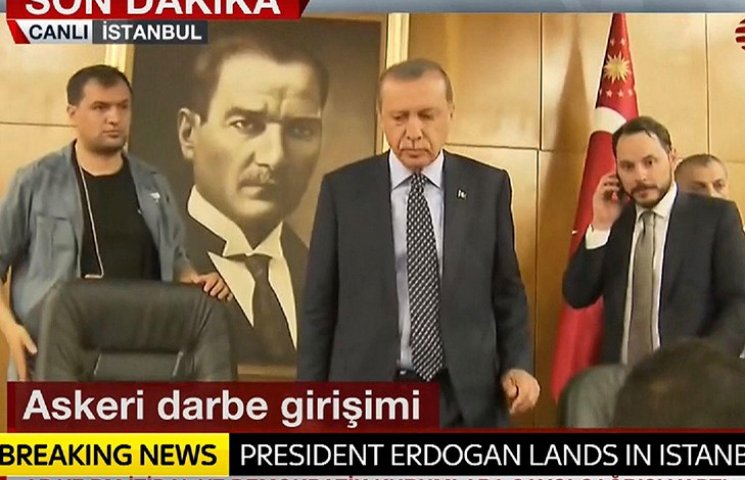Ердоган вийшов до людей в аеропорту Стам…