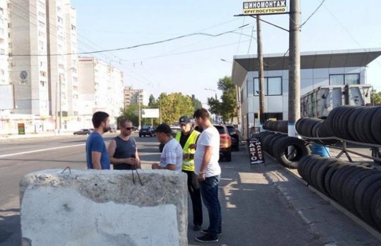 В'їзди до Миколаєва перекрили бетонними…