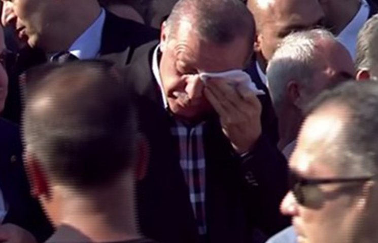 Ердоган розридався на похороні свого сор…