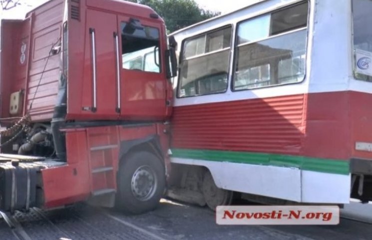 У Миколаєві зерновоз протаранив трамвай:…